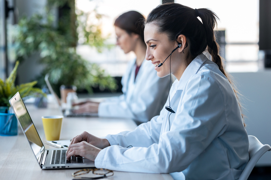 female healthcare medical answering service expert